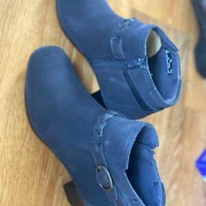 CLARKS NWT NAVY BOOTIES